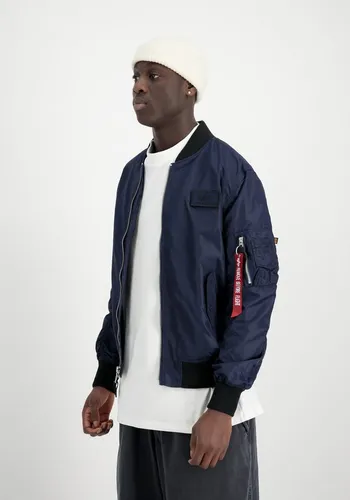 Alpha Industries Regular Fit Bomberjacke mit Logo-Patch in Marine, Größe XXXL - Die Regular Fit Bomberjacke von Alpha Industries bietet vielseitige Kombinationsmöglichkeiten und praktischen Komfort durch Eingrifftaschen und Stehkragen. Die praktische Armtasche sorgt dafür, dass wichtige Kleinigkeiten immer griffbereit sind.