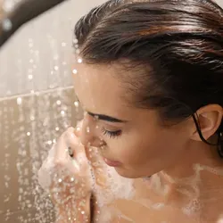 Sachajuan Body Wash Ginger Flower 500 ml - Sanftes Duschgel - Hautpflege mit dem Sachajuan Body Wash Ginger Flower, 500 ml. Verwöhnen Sie Ihre Sinne mit einem unwiderstehlichen Duft und genießen Sie samtweiche, gepflegte Haut nach jeder Dusche. Ideal für Ihre tägliche Hygieneroutine.