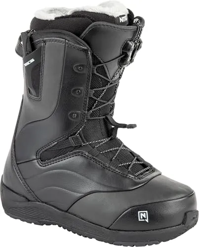 Nitro Damen Snowboards Crown TLS '23 – Komfortabler Snowboardboot mit Schnellschnürsystem - Der Nitro Crown TLS Snowboardboot bietet leichten Komfort und optimalen Halt für Allround-Freestyle und Freeride. Mit dem TLS 5 Schnellschnürsystem und dem Cloud 6 Liner bleibt dein Fuß warm und gut unterstützt.