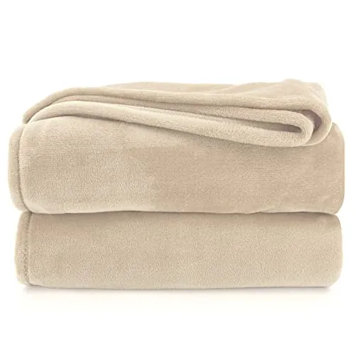 heimtexland Kuscheldecke Flanell 130x170 cm - Flauschige Flanell Kuscheldecke in Sand beige, super weich und pflegeleicht. Ideal für Zuhause oder unterwegs – perfekt für gemütliche Abende oder spontane Ausflüge. OEKO-TEX zertifiziert für geprüfte Qualität.