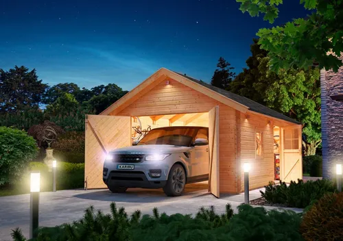Karibu Garage Blockhausgarage 435x572 cm - Geräumige Blockhausgarage mit 38 mm Wandstärke aus nordischer Fichte, ideal für Autos und mehr. Das große Holztor und das stabile Satteldach bieten Schutz und einfachen Zugang.