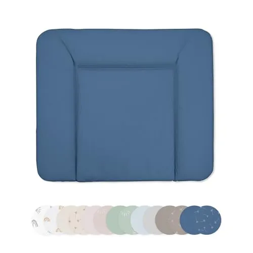 Ehrenkind® Abwaschbare Wickelauflage - Jeansblau, Pflegeleicht und Sicher - Die abwaschbare Wickelauflage in Jeansblau bietet eine hygienische Lösung für Wickelmomente. Mit einer wasserabweisenden Oberfläche und großzügigen 72x85 cm sorgt sie für Komfort und Sicherheit bei jedem Wickeln.