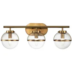 Hollis 3-flammige Wandleuchte - Heritage Messing - Elegante Art-Deco Wandleuchte für Badezimmer, aus hochwertigem Messing und klarem Saatglas, IP44 geschützt und ideal für stilvolle Innenräume.