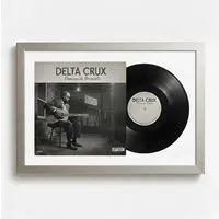 K-Möbel Schallplatten Rahmen Platin 40x60cm mit Passepartout - Hochwertiger Schallplattenrahmen aus Echtholz, ideal für die stilvolle Präsentation Ihrer Vinyls und Cover. Mit UV-beständigem Floatglas und säurefreiem Passepartout für optimalen Schutz. Made in Germany.