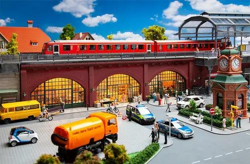 Modellbahn Bausatz Arkaden mit Geschäften, Faller H0 120571 - Modellbahnbau für Epoche III (1949-1970), ideal für Landschaftsgestaltung. Der unmontierte Bausatz bringt Detailtreue und Kreativität ins Spiel!
