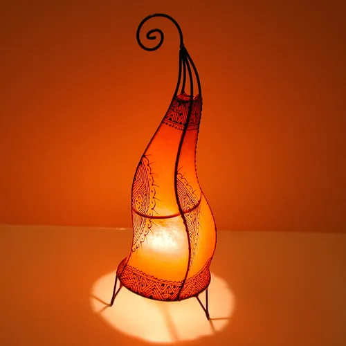 Casa Moro Hennalampe Hissan 60 cm – Handgefertigte marokkanische Lederlampe in Orange - Elegante 1-flammige Stehlampe aus handbemaltem Leder, ideal für stimmungsvolle Beleuchtung. Perfekt für jeden Raum, ohne Leuchtmittel, mit Kippschalter.