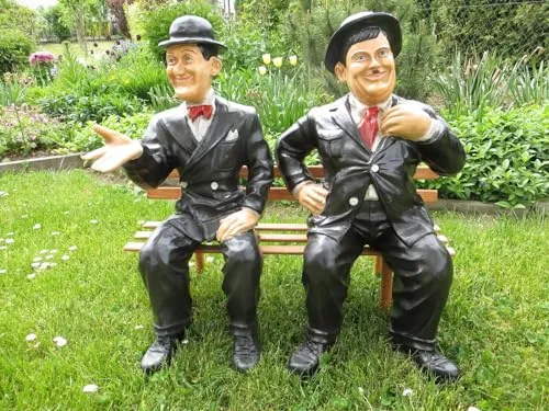 Gartenfigur XL Premium Dick & Doof auf der Bank in schwarz von Deko Vertrieb Bayern