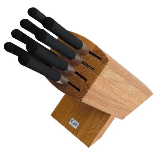 KAI Wasabi Black Messerblock aus Eiche mit 8 Messern - Küchenmesser Set mit eleganter Eiche, inklusive 8 hochfunktionalen Messern für präzises Schneiden und antibakterielle Hygiene.