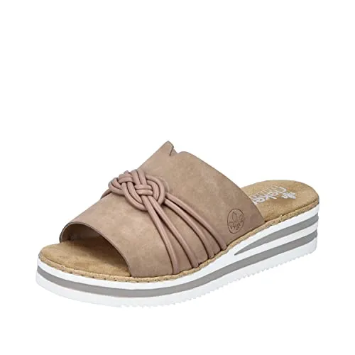 Rieker Damen Pantolette V0297 mit Flechtdetail und Keilabsatz - Modische Pantoletten in Beige mit 4 cm Keilabsatz, ideal für den Sommer. Das elegante Flechtdetail und die Antistress-Decksohle sorgen für hohen Tragekomfort.