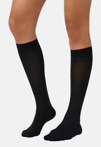 ITEM m6 Kniestrümpfe mit Kompression für Damen, 30 DEN, Schwarz - Die ITEM m6 Kniestrümpfe bieten ein einzigartiges Tragegefühl, das für mehr Wohlbefinden sorgt. Hergestellt aus recyceltem Polyamid in Deutschland, passen sie wie eine zweite Haut und unterstützen die Blutzirkulation.