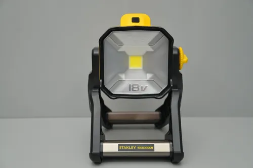 Stanley FatMax FMCL001B Akku-Baustrahler – 18V LED-Arbeitsleuchte - Robuster Akku-Baustrahler mit schwenkbarem Kopf für präzise Lichtausrichtung, ideal für Baustellen und Werkstätten. Bis zu 1900 Lumen und bis zu 10 Stunden Leuchtdauer!