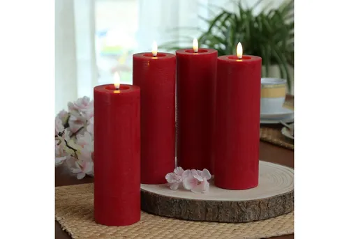 Adilina LED-Kerzenset LINA Rustik Optik 4er Set - Timerfunktion - Set aus 4 rustikalen LED-Kerzen in Rot, ideal für Adventskränze. Mit Timerfunktion für 6 Stunden Licht und authentischem Flacker-Effekt sorgen sie für eine gemütliche Atmosphäre in jedem Raum.