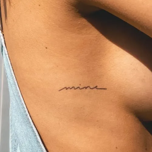 Inkster Tattoo - Schriftzug mine | vegane & wasserfeste Temporäre Tattoos für Erwachsene - EU-Kosmetikzertifizierte Farbe - revolutionäres 2 Wochen Tattoo | Premium Klebetattoos & Fake Tattoo