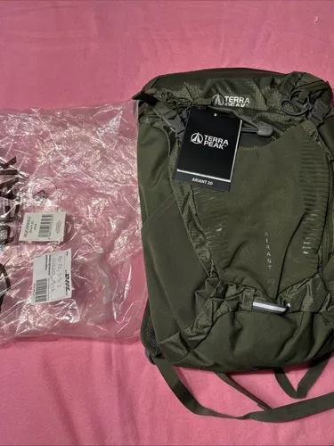 Terra Peak Rucksack Grün NEU - Rucksack in Olivgrün, ideal für Abenteuer im Freien mit praktischem Stauraum und robustem Design.