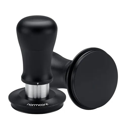 Normcore V5 Kaffeestampfer 58 mm, Espresso Tamper, Federbelasteter Tamper mit 6-stufiger Druckeinstellung, Base Flat aus Edelstahl mit Titan-Beschichtung, Aluminiumgriff, Silikonständer