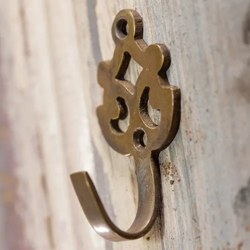 Kleiner verzierter Garderobenhaken aus Messing patiniert, nostalgisches Design
