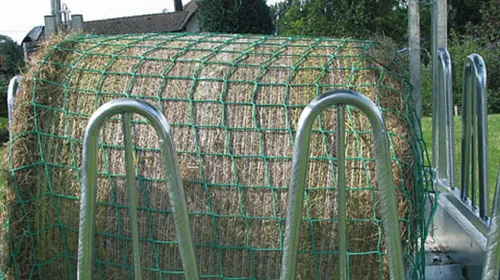 Futtersparnetz 2,8 x 2,8 m - Heunetz mit 4,5 cm Maschenweite - Fütterungs- & Aufzuchttechnik: Reduziert Futterverlust und fördert eine gesunde Futteraufnahme für Ihre Tiere.