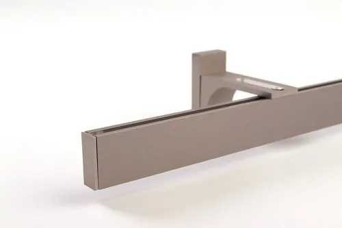 Deco-Raum Gardinenstange auf Maß - Innenlauf eckig - Einzelfensterstangen in Maßanfertigung, ideal für individuelle Fensterlösungen in Edelstahl-Optik, passend von 60 cm bis 600 cm für perfekte Raumgestaltung.