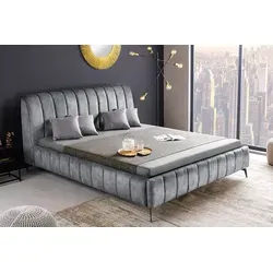 riess-ambiente Retro Bett AMSTERDAM 180x200cm – Grau Samt - Elegantes Polsterbett im modernen Design mit stabilem Mittelbalken für zwei Lattenroste. Der strukturierte Samtbezug und die schwarzen Metallfüße sorgen für einen stilvollen Look und hohen Komfort.