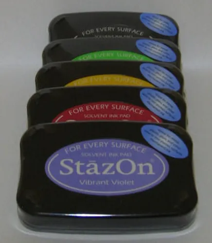 StazOn Stempelkissen groß - Jet Black 75x46 mm - Hochwertiges Stempelkissen in der Farbe Jet Black, ideal für vielseitige Papierprojekte und präzise Stempelabdrücke.
