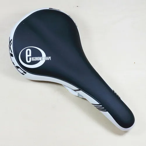 XLC MTB/ATB Sattel Sport SA-S07 Unisex - Universeller Fahrradsattel in Schwarz/Weiß, leicht mit nur 310g, ideal für sportliche Fahrten und hohen Komfort.