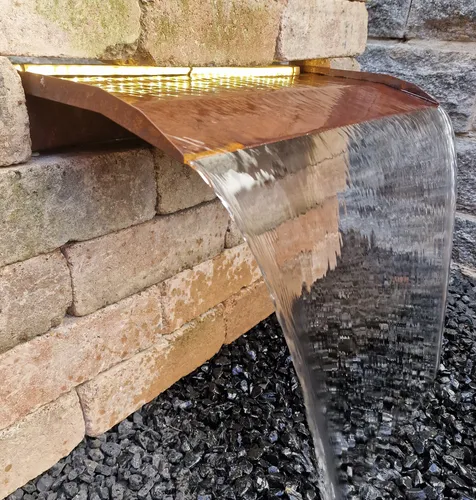 Wasserfall Set 60 cm Cortenstahl mit LED-Beleuchtung - Eleganter Wasserfall mit 60 cm Auslaufbreite, ideal für Brunnen und Wasserspiele. Inklusive stimmungsvollem LED-Licht für besondere Effekte. Hergestellt aus robustem Cortenstahl.