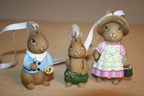 Villeroy & Boch Baumbehang Spring Fantasy Hasen Hänger Set - Dekohänger für eine festliche Osterdeko, hochwertig aus Polyresin und ideal für die Tischkultur von Villeroy & Boch.