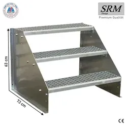 Stufen Standtreppe Modell 1 freistehend verzinkt 100 cm Breite 63 cm Höhe - 3-stufige freistehende Stahltreppe, verzinkt. Ideal für Innen- und Außenbereich, einfach aufzustellen und vielseitig einsetzbar. Perfekt zum Überwinden von Höhenunterschieden.