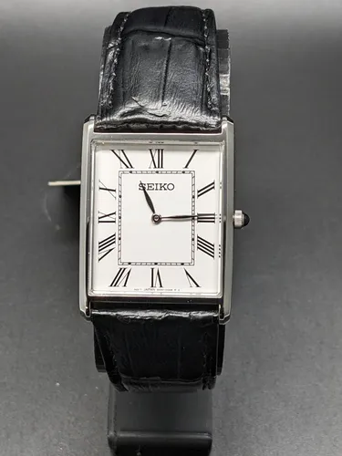 Seiko Herren-Uhr Quarz Edelstahl mit Lederband SWR049P1 - Armbanduhr für Damen, robustes Edelstahlgehäuse und kratzfestes Hardlexglas, ideal für jeden Anlass und maximalen Tragekomfort.