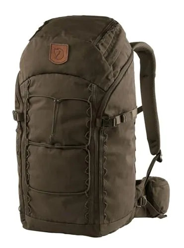 Fjällräven Singi 28 Rucksack - dark olive (633) ONESIZE - Daypacks und Businessrucksäcke - Strapazierfähiger Trekking-Rucksack mit 28 Litern Volumen, wasserdichtem Boden und praktischem Zugriff durch langen Reißverschluss.
