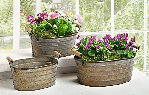 Dekoleidenschaft Antik-Design Pflanzkübel Set - Garten-Zubehör: 3 elegante Metallwannen mit Holzgriffen im nostalgischen Antik-Look – ideal für stilvolle Gartendekoration.
