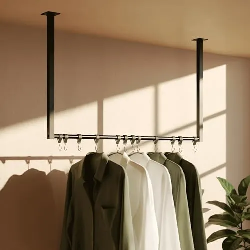 CLP Kleiderstange Fenton mit 12 Kleiderhaken - Kleiderständer für Deckenmontage im modernen Industrial-Stil, stabil und belastbar bis 50 kg – ideal für Flur, Schlafzimmer oder Ankleidezimmer.