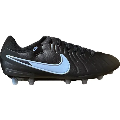 Nike LEGEND 10 PRO AG-PRO - Schwarz - Der Nike LEGEND 10 PRO AG-PRO überzeugt mit neuem FlyTouch Plus-Leder für optimale Passform und Griffigkeit bei jedem Wetter. Ideal für alle Positionen auf dem Spielfeld.