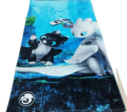 Jerry Fabrics Drachen zähmen leicht gemacht Handtuch, Badetuch mit Tagschatten und Baby Dart, 70 x 140 cm, 100% Baumwolle