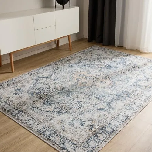 benuta Basic Waschbarer Teppich George - Blau 60x120 cm - Eleganter Vintage-Teppich in Blau, pflegeleicht und maschinenwaschbar bei 30°C. Mit rutschfester Rückseite für sicheren Halt – ideal für Wohnzimmer oder Schlafzimmer.
