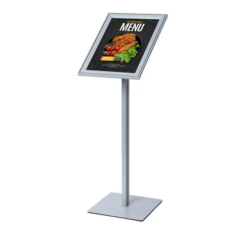 Showdown Displays Design Menuboard Gehrung A3 - Elegantes Menuboard A3 für professionelle Präsentationen in Gastronomie und Veranstaltungen. Flexibel im Hoch- und Querformat einsetzbar, mit stabilem Stahlsockel und einfachem Inhaltswechsel.