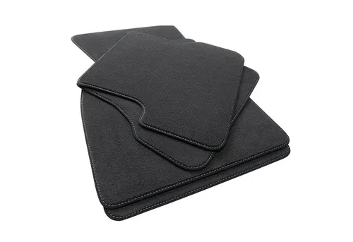 Luxus Fußmatten Komplettset für BMW 3er E46 Cabrio (2000-2007) - Hochwertiges Set aus 4 Fußmatten für BMW 3er E46 Cabrio, gefertigt aus langlebigem Velours. Einfach zu installieren und leicht zu reinigen, sorgt für einen eleganten Innenraum.