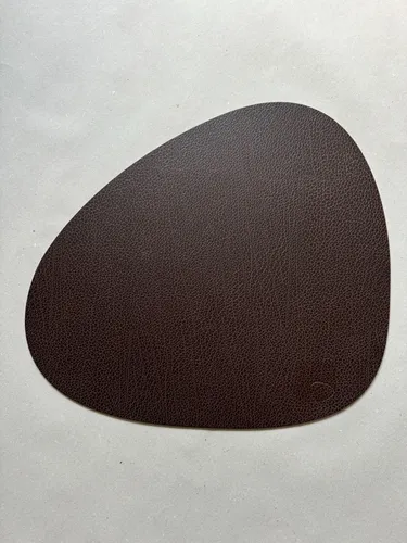 Lind DNA Tischset Curve Gr. L 37 x 44 cm - Bull Brown 9873 - Elegantes Tischset aus hochwertigem Leder und Gummi, ideal zum Schutz Ihrer Tische und für einen stilvollen Esstisch.