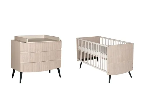 Schardt 2-tlg. Babyzimmer Smile 7938098 – Kombi-Kinderbett & Wickelkommode - Das stilvolle Kombi-Kinderbett Smile von Schardt bietet eine lange Nutzung von der Geburt bis ins Schulalter. Mit höhenverstellbarem Rost und praktischen Umbauseiten für ein vertrautes Juniorbett.