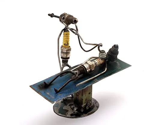 Brillibrum Design Metallmännchen Arzt | Handmade | Upcycling Zündkerzenfigur - Niedliche Dekofigur für kreative Upcycling-Ideen, handgefertigt aus gebrauchten Zündkerzen und Metallteilen. Ein einzigartiges Geschenk für jeden Anlass – jedes Stück ist ein unverwechselbares Unikat. Maße: 14x15x10 cm.