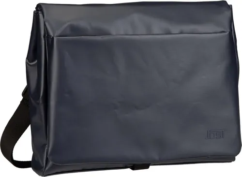 Jost Umhängetasche Tolja in Marineblau - Stilvolle Umhängetasche aus recyceltem Material, ideal für den täglichen Einsatz. Mit praktischem Clipverschluss und Laptopfach, bietet sie Platz für alles Wichtige.