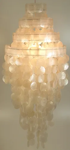 Muschelleuchte aus Capiz - Deckenlampe - Lampen Kategorie: Deckenleuchte, hergestellt aus hunderten fair gehandelten Muschelscheiben, ideal für ein gemütliches Wohnzimmer mit Ethno- und Retro-Stil.