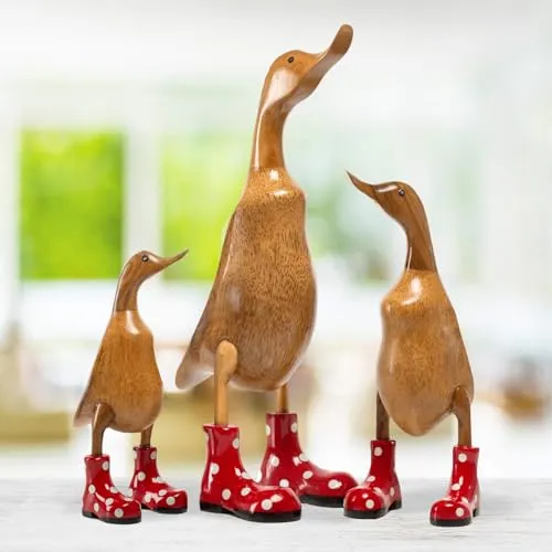 DomDeco Handgefertigte Deko-Figur Ente mit Rot gepunkteten Stiefeln, 35cm - KUNSTDEKO: Einzigartige Holzente mit roten Stiefeln, handgefertigt in Indonesien. Ideal als Geschenk für Sammler und als Blickfang in jeder Einrichtung. Jede Figur ist ein Unikat und bringt Freude in Ihr Zuhause.