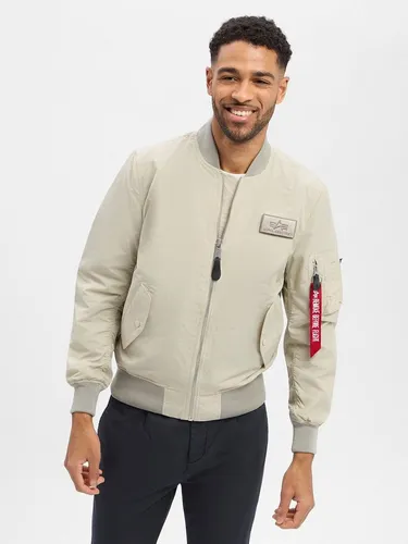 Alpha Industries Regular Fit Bomberjacke mit Logo-Patch in Beige, Größe L - Die vielseitige Herrenjacke im Regular Fit bietet Komfort mit Stehkragen und praktischen Eingrifftaschen. Der Logo-Patch setzt einen stilvollen Akzent und die Armtasche sorgt dafür, dass wichtige Kleinigkeiten immer griffbereit sind.