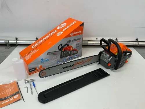 Daewoo DCS6524 Kettensäge 60 cm - Benzinbetriebene Kettensäge mit 60 cm Blattlänge, ideal für effizientes Schneiden und Holzarbeiten. Robuste Bauweise für den professionellen Einsatz.