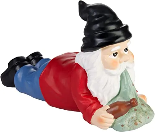 BRUBAKER Gartenzwerg betrunken - Kotzender Zwerg mit Bierflasche - Gartenfigur Lustig - Dekoration Wetterfest für Garten Campingplatz - Gartendeko für außen - 24 cm