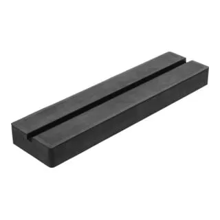 Gummiauflage für Hebebühnen - ShA 85° - Werkstatteinrichtung mit verstärktem Gummikern für optimale Stabilität und Sicherheit bei der Nutzung von Hebebühnen. Maße: 373 x 100 x 35 mm.