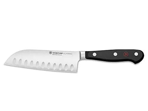 Wüsthof Classic Santoku 14 cm mit Kullenschliff - Küchenmesser für präzises Schneiden von Gemüse, Fleisch und Fisch. Der Kullenschliff verhindert Anhaften und sorgt für müheloses Arbeiten in der Küche.