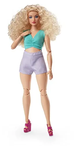 Barbie-Puppe Signature Looks, blondem Lockenkopf, lilafarbenem Crop-Top und lilafarbenen Shorts, Mode-Sammelfigur, Puppe inklusive,HJW83