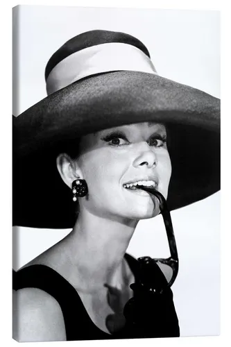 Posterlounge Wandbild Audrey Hepburn im Sommeroutfit, Celebrity Collection, erhältlich als Poster, Leinwandbild, Wandsticker oder Acrylglasbild